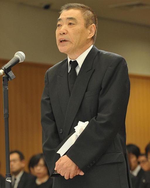 芦田愛菜ちゃん、新藤監督に最後の別れ 思い出の品々と共に出棺