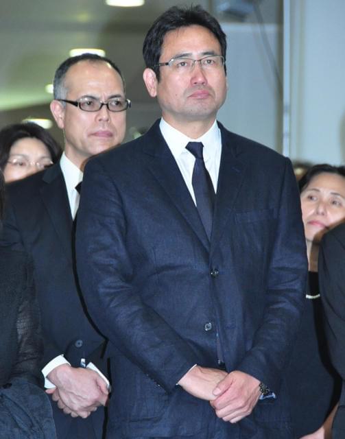 芦田愛菜ちゃん、新藤監督に最後の別れ 思い出の品々と共に出棺