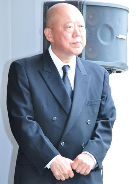 芦田愛菜ちゃん、新藤監督に最後の別れ 思い出の品々と共に出棺