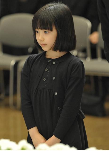 芦田愛菜ちゃん、新藤監督に最後の別れ 思い出の品々と共に出棺