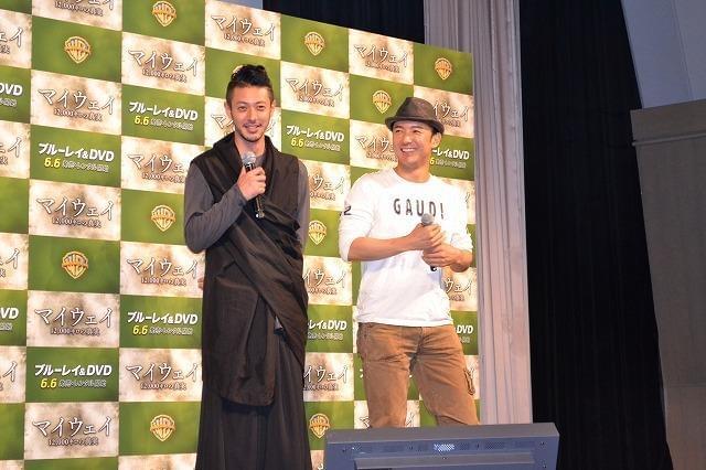 新婚・山本太郎、オダギリジョーからのサプライズ花束に笑顔