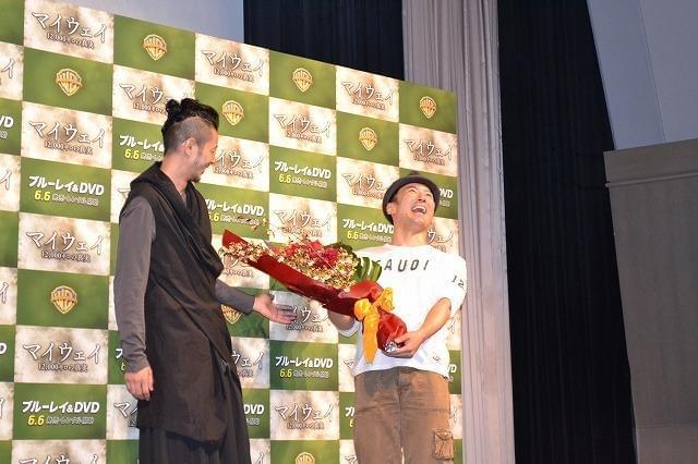 新婚・山本太郎、オダギリジョーからのサプライズ花束に笑顔