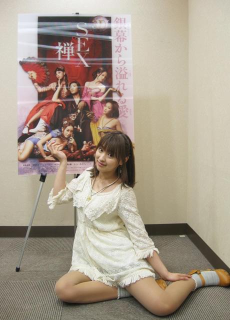 ポスターと同じポーズを取る周防ゆきこ