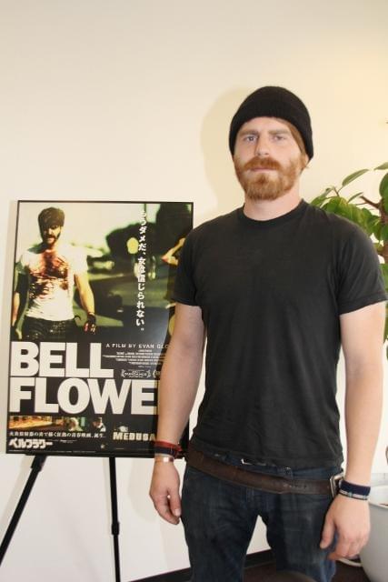 エバン・グローデル、火炎放射器の炎で浮かび上がる生々しい精神世界