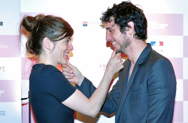 自分たちの子育ての体験を演じたフランス人俳優に喝采！