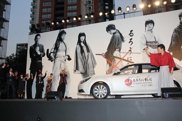 佐藤健＆武井咲＆蒼井優ら大集合「るろ剣」レッドカーペットに1000人熱狂