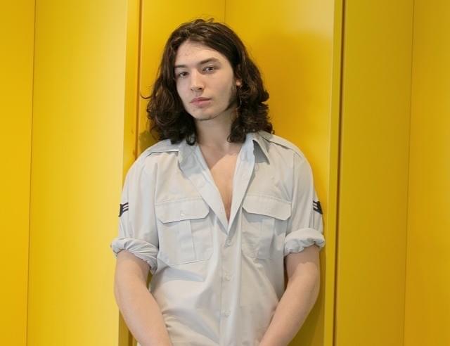 セクシーでイノセントな19歳、「少年は残酷な弓を射る」の新星エズラ・ミラー