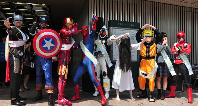 貞子とスパイダーマンが並んでポーズ！ 日米9ヒーローが異例の大集合