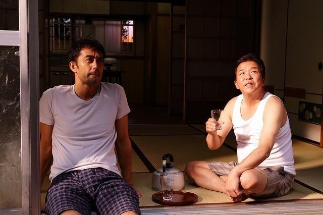 阿部寛主演「カラスの親指」公開日決定 ボブヘアの石原さとみにも注目！