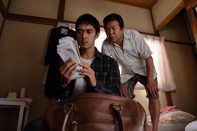 阿部寛主演「カラスの親指」公開日決定 ボブヘアの石原さとみにも注目！