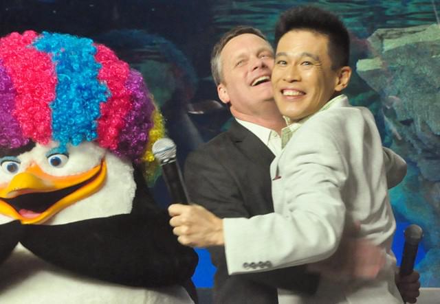 エリック・ダーネル監督に抱きつく柳沢慎吾