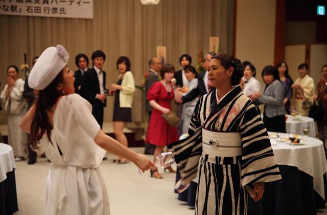 小泉今日子VS荻野目慶子「つやのよる」でワインかけあう壮絶な修羅場