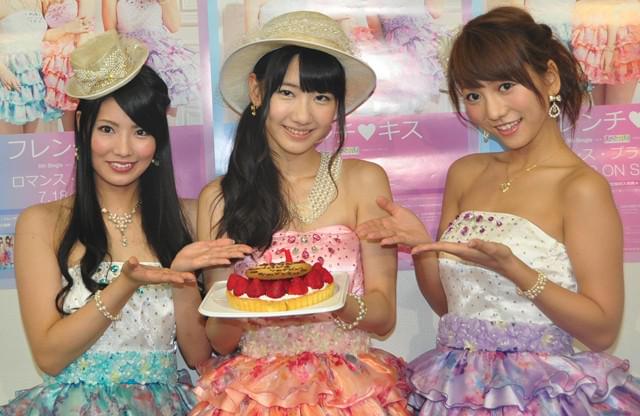 手作りのイチゴタルトにご機嫌の柏木由紀（中央）と 高城亜樹、倉持明日香