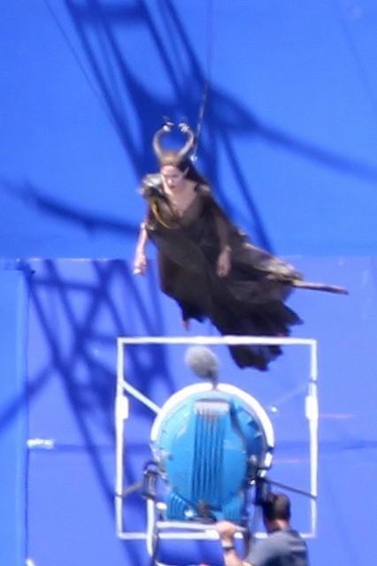 「マレフィセント」撮影中のアンジー、宙吊りスタントに挑戦
