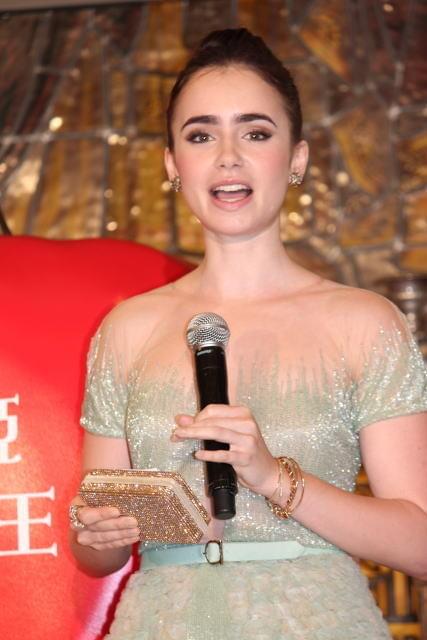 フィル・コリンズの娘リリー・コリンズが、主演作ひっさげ初来日