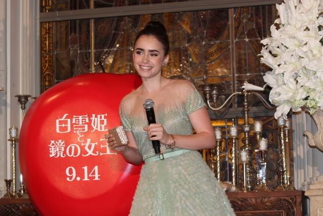 フィル・コリンズの娘リリー・コリンズが、主演作ひっさげ初来日