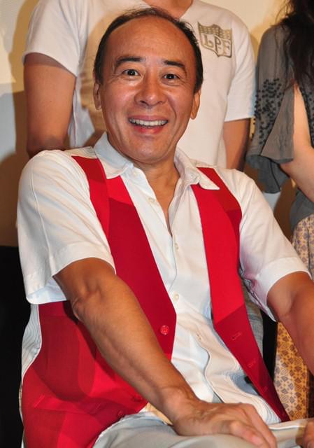 笑顔で舞台挨拶に立ったモト冬樹