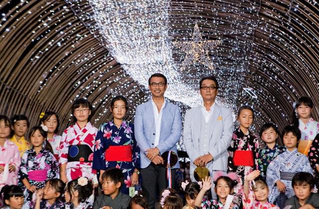 「光の天の川」点灯式イベントに出席した中井貴一、滝田洋二郎監督
