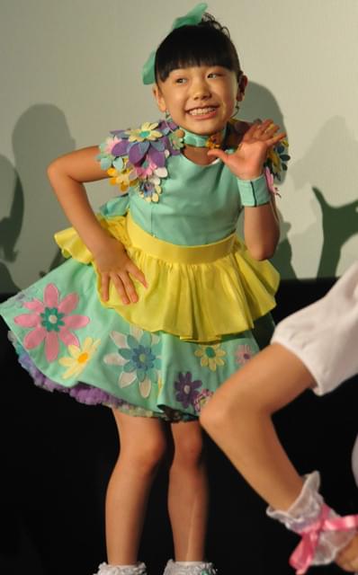 芦田愛菜、ちびっ子ファンと一緒に激しくダンス！