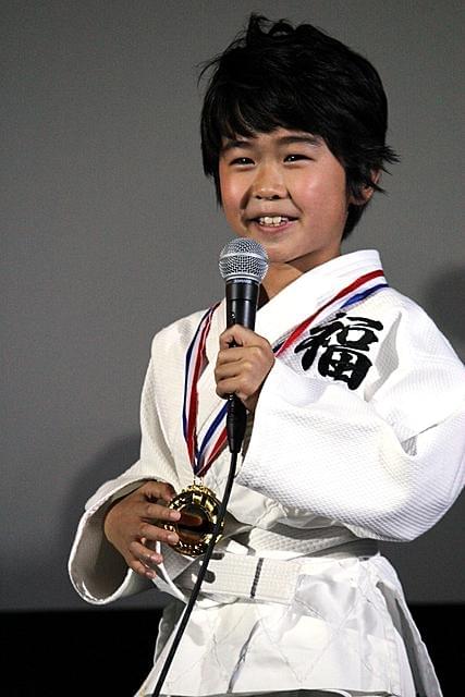 鈴木福、人生初の単独挨拶で得意のキック披露！金メダルにご満悦