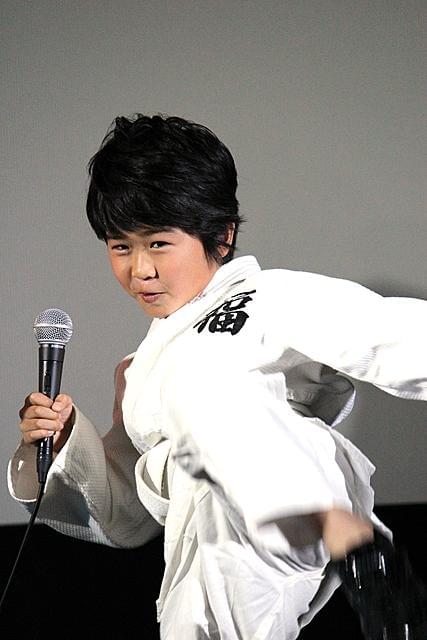 鈴木福、人生初の単独挨拶で得意のキック披露！金メダルにご満悦