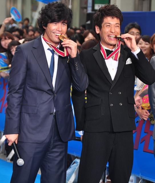 伊藤英明ら「海猿」チームにファンから金メダル！ 新宿の大通りで3000人が歓声