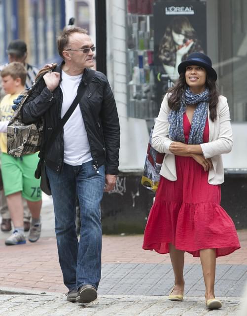 ダニー・ボイル監督と女優ロザリオ・ドーソンがキス！ 新作がきっかけで交際