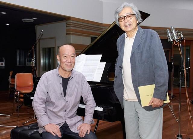 レコーディングで笑みを浮かべる山田洋次監督と久石譲