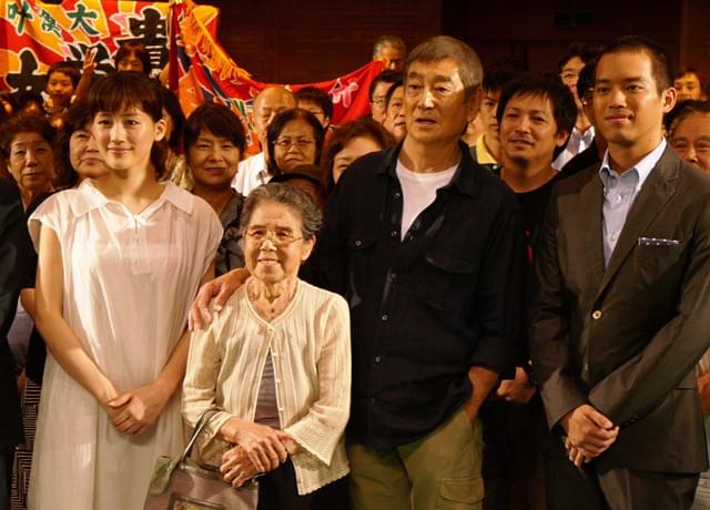 高倉健、7年ぶりの舞台挨拶 平戸市民300人に「ありがとう」