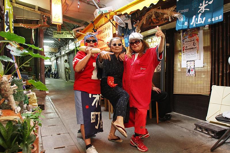 沖縄・栄町市場のドキュメンタリー「歌えマチグヮー」公開