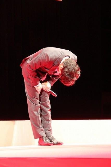 織田裕二、ファン4000人の拍手に言葉失う 1分間にわたり頭下げ続ける