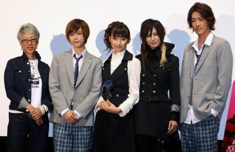 「愛を歌うより俺に溺れろ!」初日挨拶に出席した(左から) 福山桜子監督、カラム、大野いと、AKIRA、TAKUYA