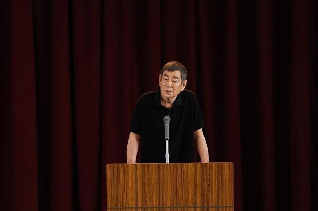 高倉健、ロケ地・富山刑務所で受刑者を激励「大切な人のところへ帰ってあげて」