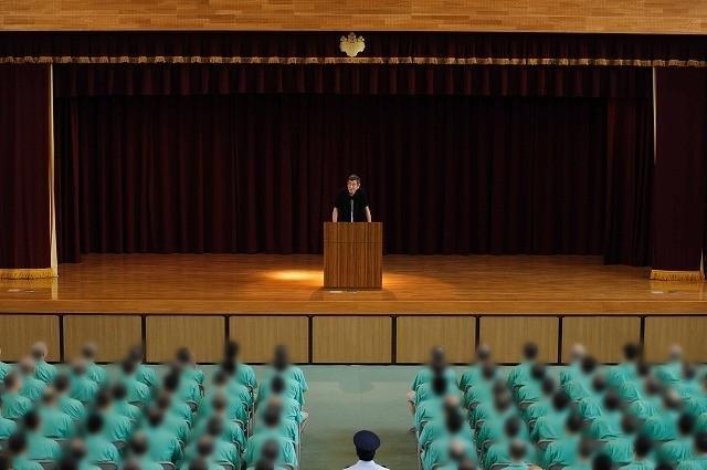 高倉健、ロケ地・富山刑務所で受刑者を激励「大切な人のところへ帰ってあげて」