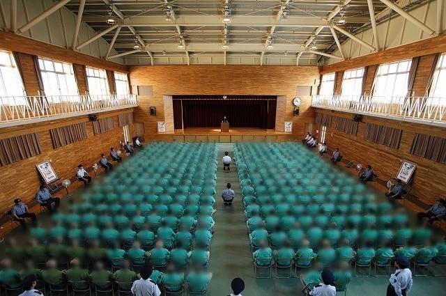 高倉健、ロケ地・富山刑務所で受刑者を激励「大切な人のところへ帰ってあげて」