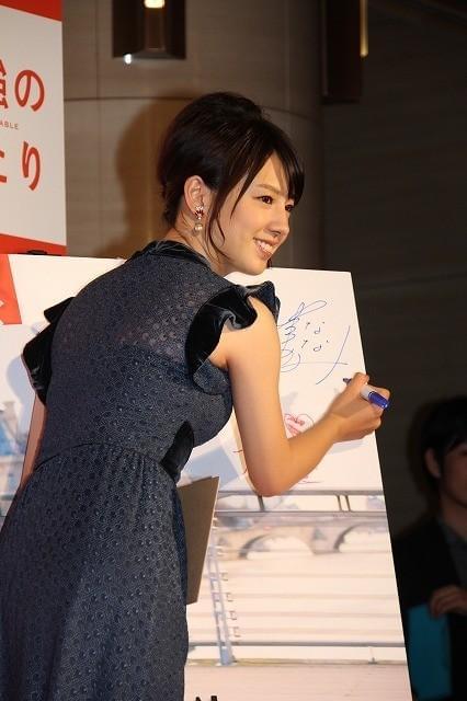 仏映画プレミアで佐々木希、桜庭ななみら上品なワンピース姿を披露