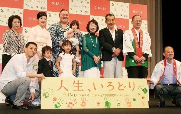 登壇者全員による“手形の葉っぱ”で看板をいろどり