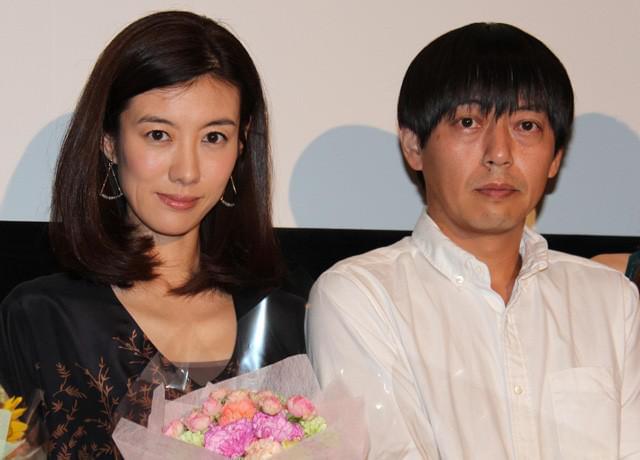 夫婦そろって舞台挨拶に出席した スネオヘアー、ともさかりえ