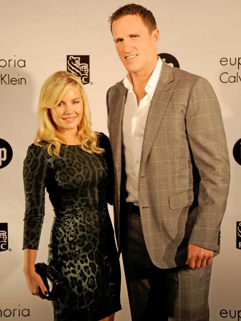 「24」エリシャ・カスバート、ホッケー選手と婚約