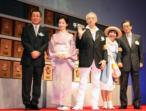 除幕を行った日活の佐藤直樹社長、宍戸錠、松原智恵子ら