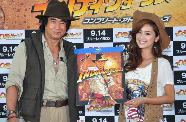 (左から)仰天エピソードを披露した藤岡弘、と人気モデルの中村アン