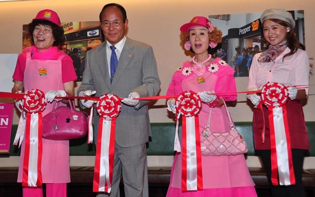 林家ペー＆パー子夫妻、ペッパーランチに3日間勤務決定