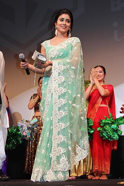 インドの人気女優シュリヤー・サランが初来日、ファンの歓声に思わず涙