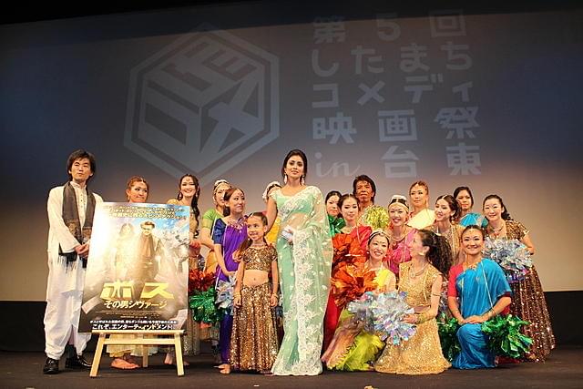 インドの人気女優シュリヤー・サランが初来日、ファンの歓声に思わず涙