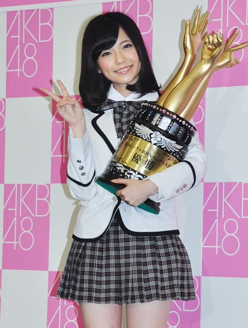 島崎遥香が3代目じゃんけん女王に！ こじはる無念の敗退にパンチラサービス