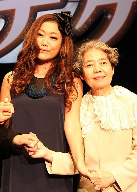 「ツナグ」試写会に出席した樹木希林とJUJU