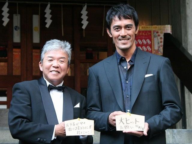 ヒット祈願の絵馬を書いた村上ショージと阿部寛