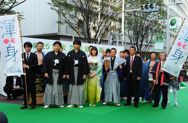第25回東京国際映画祭開幕 グリーンカーペット上パフォーマンスに観客熱狂