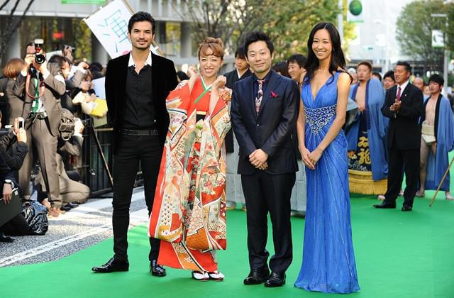 第25回東京国際映画祭開幕 グリーンカーペット上パフォーマンスに観客熱狂