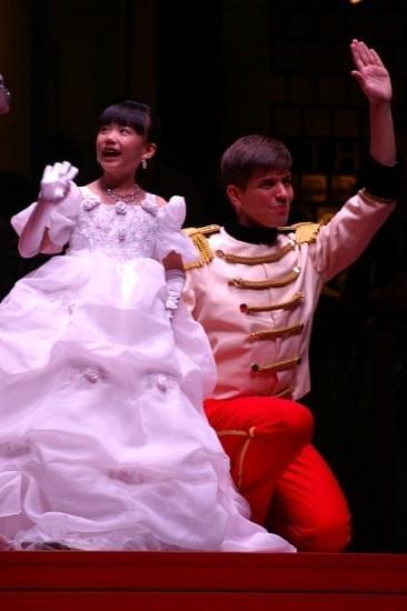 よろよろポロリでもかわいい 愛菜ちゃん、本格プリンセス衣装に苦戦